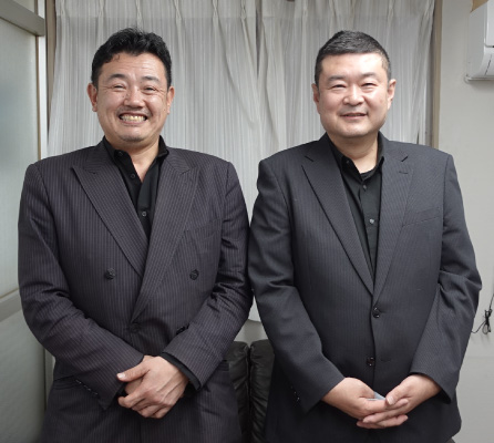 濱本社長（左）とDX推進コンサルタント折原（右）